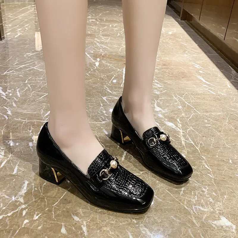 

High-heeled shoes Fangtou and thick heel Nude shoes British leather shoes2021 New patent leather women's shoes in summer 2021
