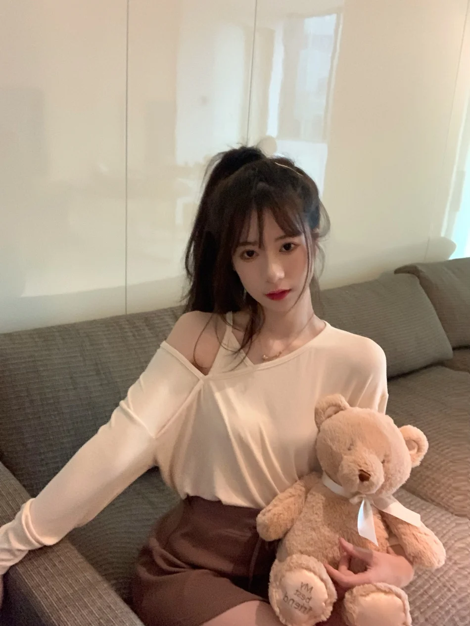 Женский летний комплект из двух предметов: футболка с открытыми плечами и