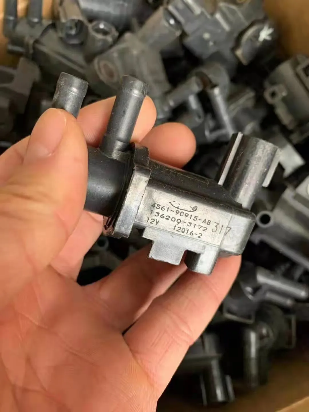 

1pc Engine Vacuum Valve For Ford 4S61-9C915-AB 136200-3172 12V