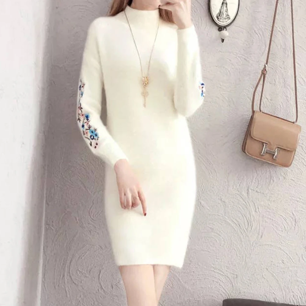 Женское Короткое трикотажное платье-свитер с цветочной вышивкой и длинным