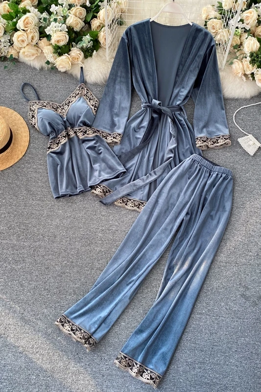 

Saliency Homewear Autumn and Winter Suit 2020 New Women's Pajamas Sexy Lace Stitching Vintage Velvet Three-piece Suit.