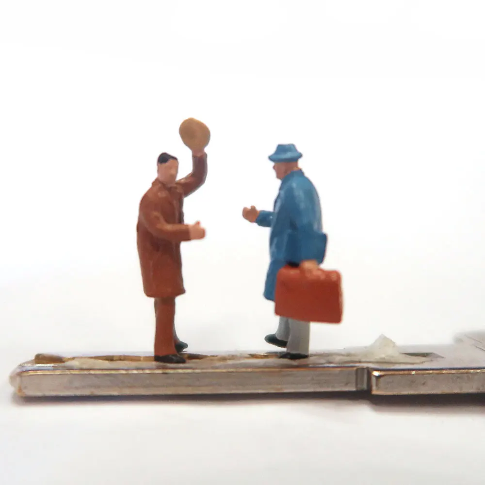 Миниатюрные фигурки для диорамы в масштабе 1:87 для железнодорожной модели Ho, изображающие бизнес-рукопожатие.