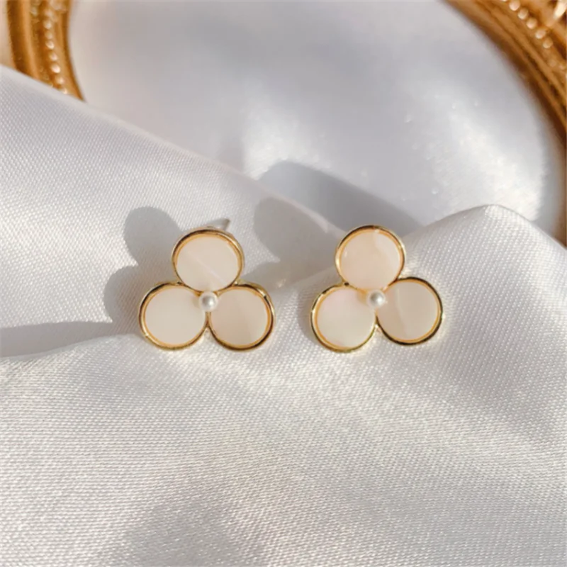 

Fashion Clover Flower Small Fresh Round Shell Earrings Women's Holiday Gifts Jewelry Wholesale