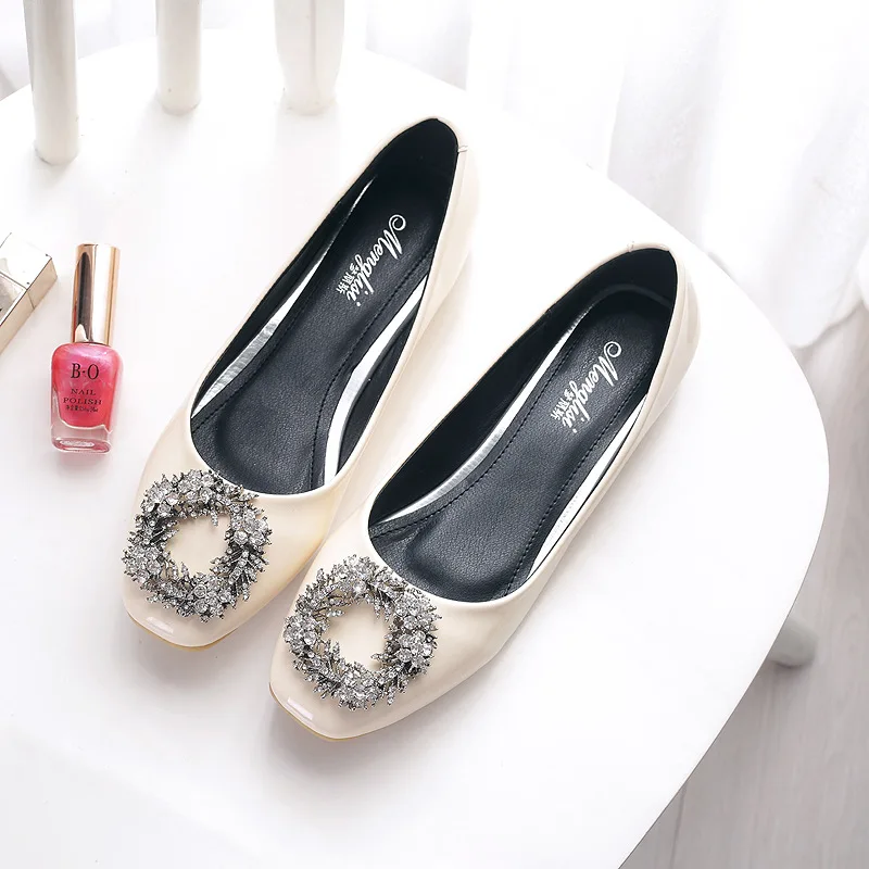 

Plus Size 35-43 Women Flat Shoes Fashion Patent Leather Rhinestone Ladies Loafers Flat Casual Shoes 2018 New Chaussure Femme