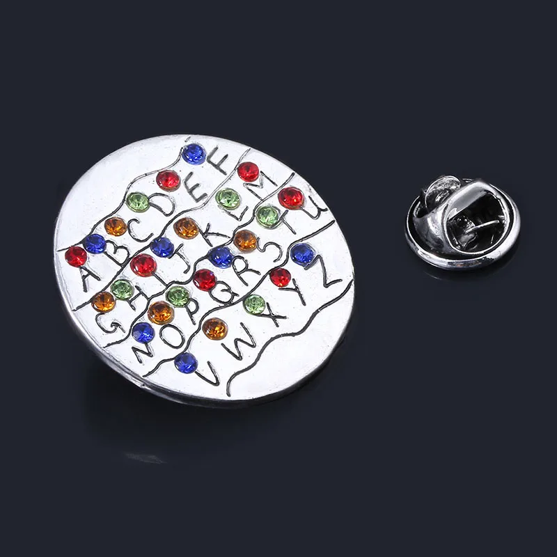 Броши в виде одиннадцати вафель с изображением странной вещи алфавит светлая