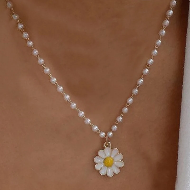 Sweet Romantic Imitation Pearl Small Daisy Flower Pendant Female Necklace Choker Neck Clavicle Chain Bridal Couple Jewelry 2022