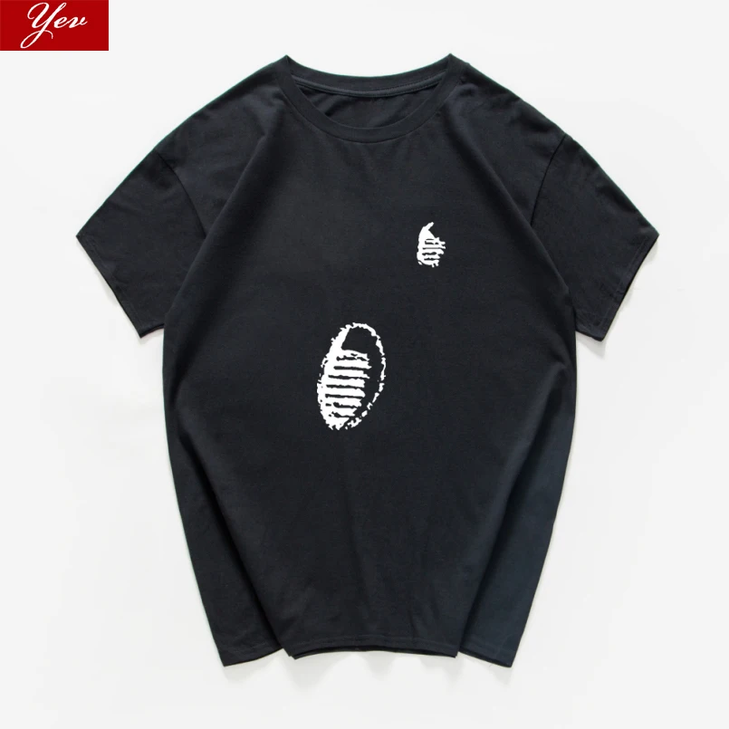 

Memory humman Landing on the moongraphic footprint t shirt men loose hip hop streetwear casual summer top men clothing harajuku