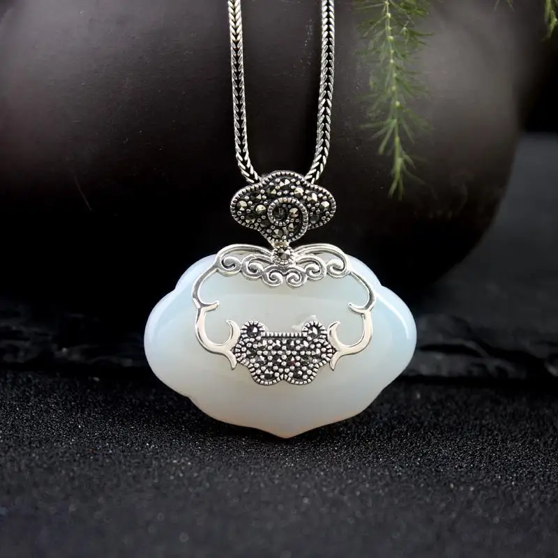 

Женский простой кулон Xiangyun из тайского серебра 925 пробы в этническом ретро-стиле с белым халцедоном и замком для долголетия Ruyi