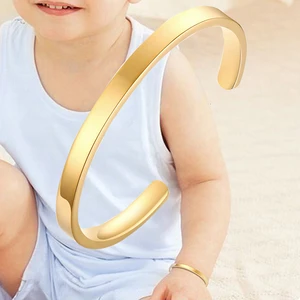 Детский Браслет-манжета золотистого цвета для мальчиков и девочек, персонализированная дата рождения, с гравировкой, не вызывает аллергии, без никеля