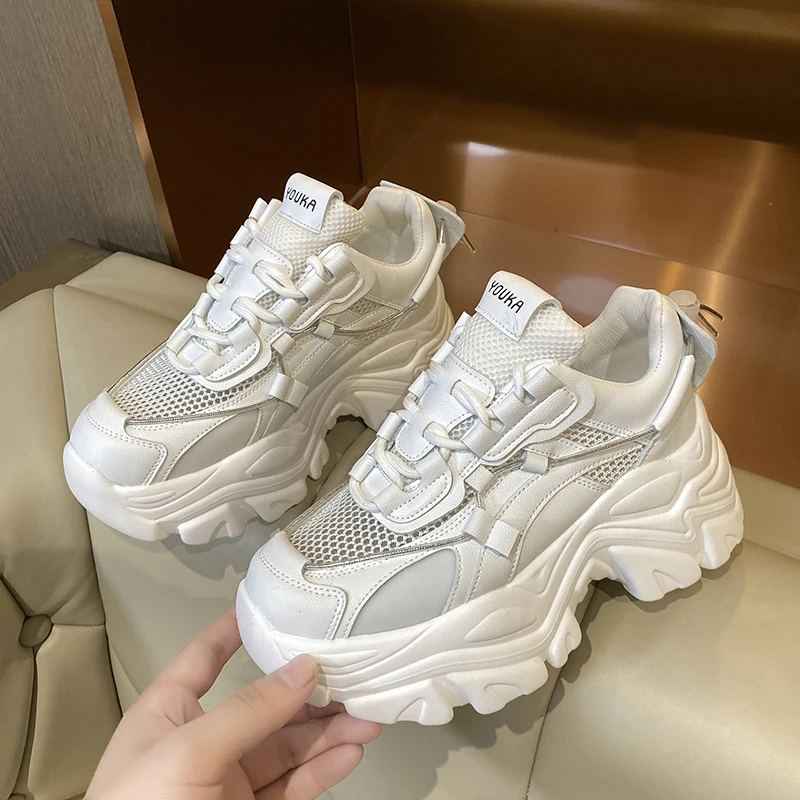 Белые туфли для папы, женские летние дышащие модные супер горячие модные новинки 2021, кроссовки на платформе с увеличенной толщиной