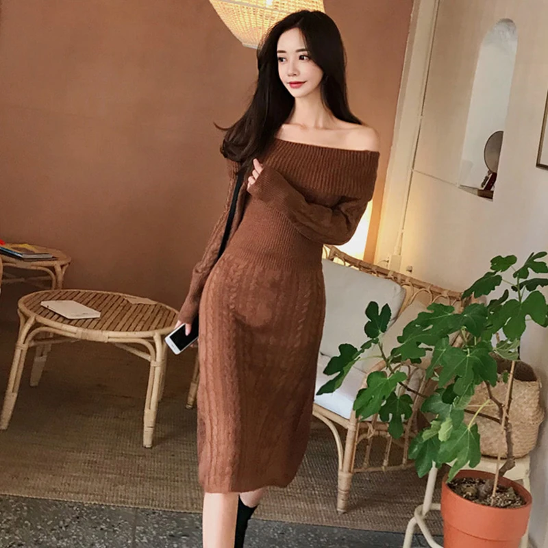 Осенне зимнее женское длинное трикотажное платье с вырезом лодочкой и открытыми