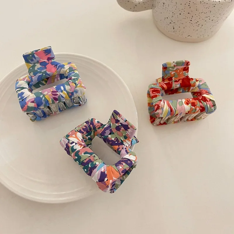 

Fashion Women Cloth Hair Claws Crab Clamps Charm Color Floral Lady Small Size Hair Clips Headdress Hair Styling Tool Geometric