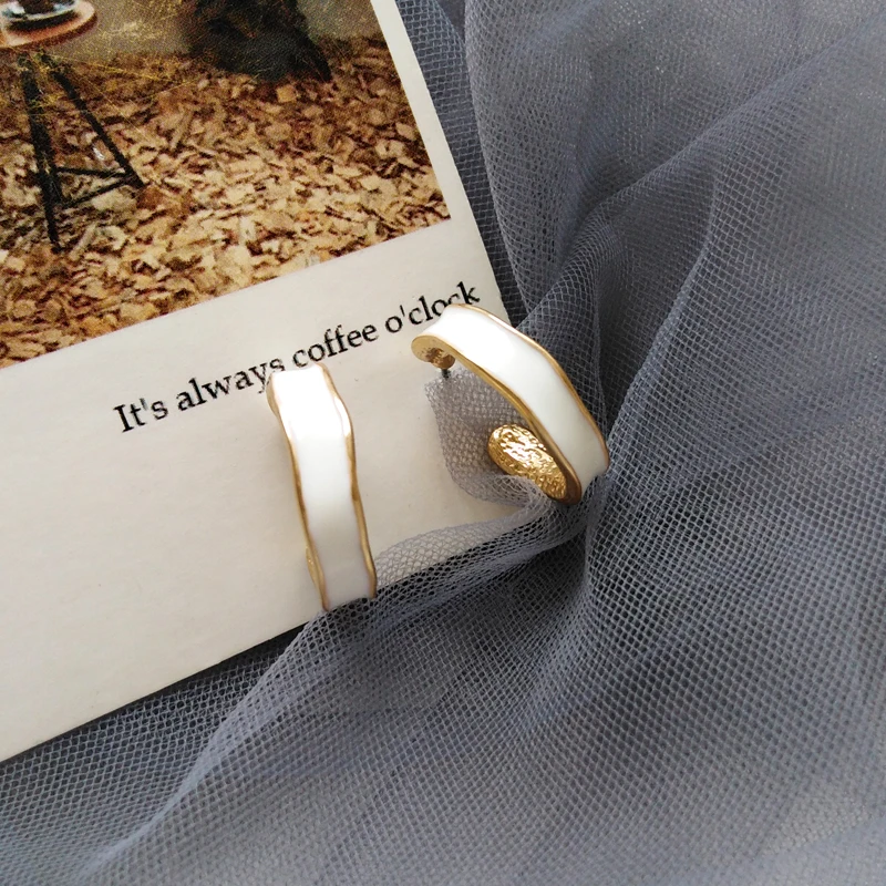 Креативные серьги подвески в форме букв с виде старинных путей эффектом