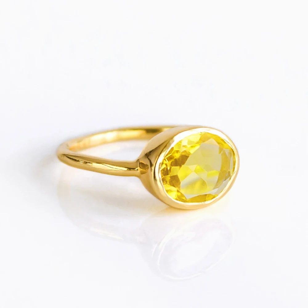 Простое кольцо с овальной огранкой и желтым цирконием Золотое для солитеров