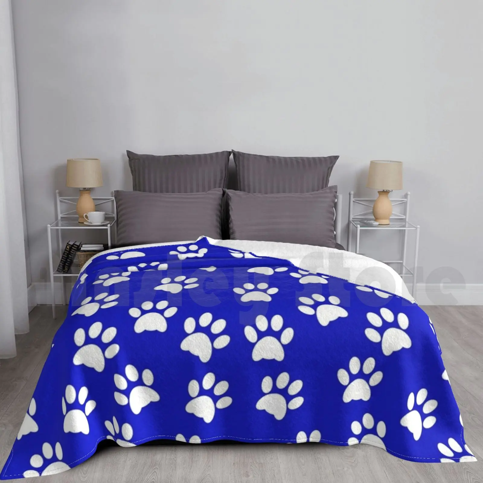 

Белые отпечатки лап на синем одеяле для дивана кровати путешествия лапы отпечатки лап кошки собаки животные узор следы питомцев