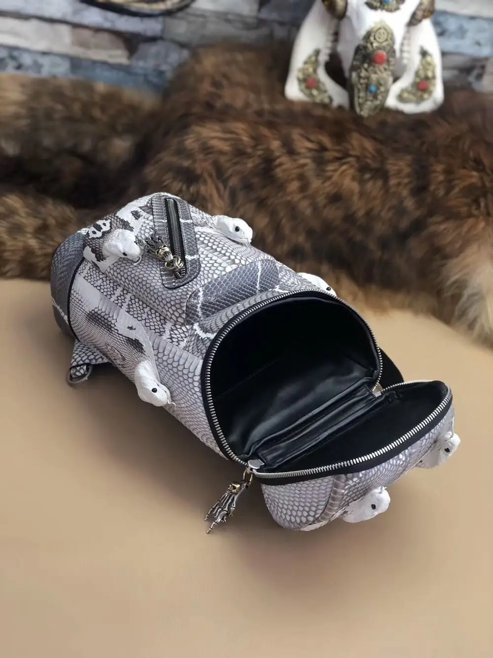 Рисунок 5 - Мужская нагрудная сумка из змеиной кожи