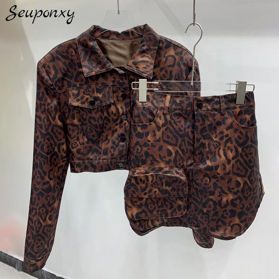 

Женский костюм-двойка с леопардовым принтом, облегающий пиджак с длинным рукавом и отложным воротником и юбка с высокой талией, мотоциклетн...