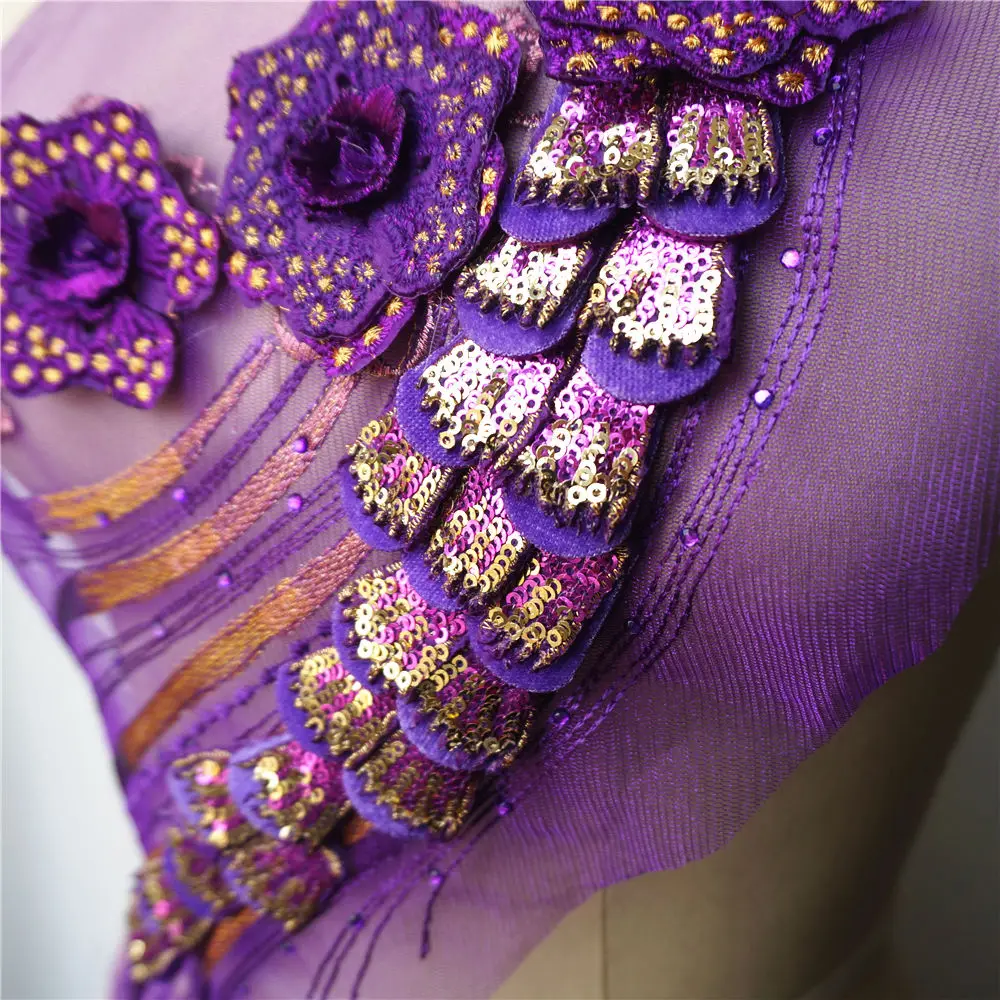 Кружевная ткань с фиолетовыми цветами блестками и кисточками вышитая аппликация