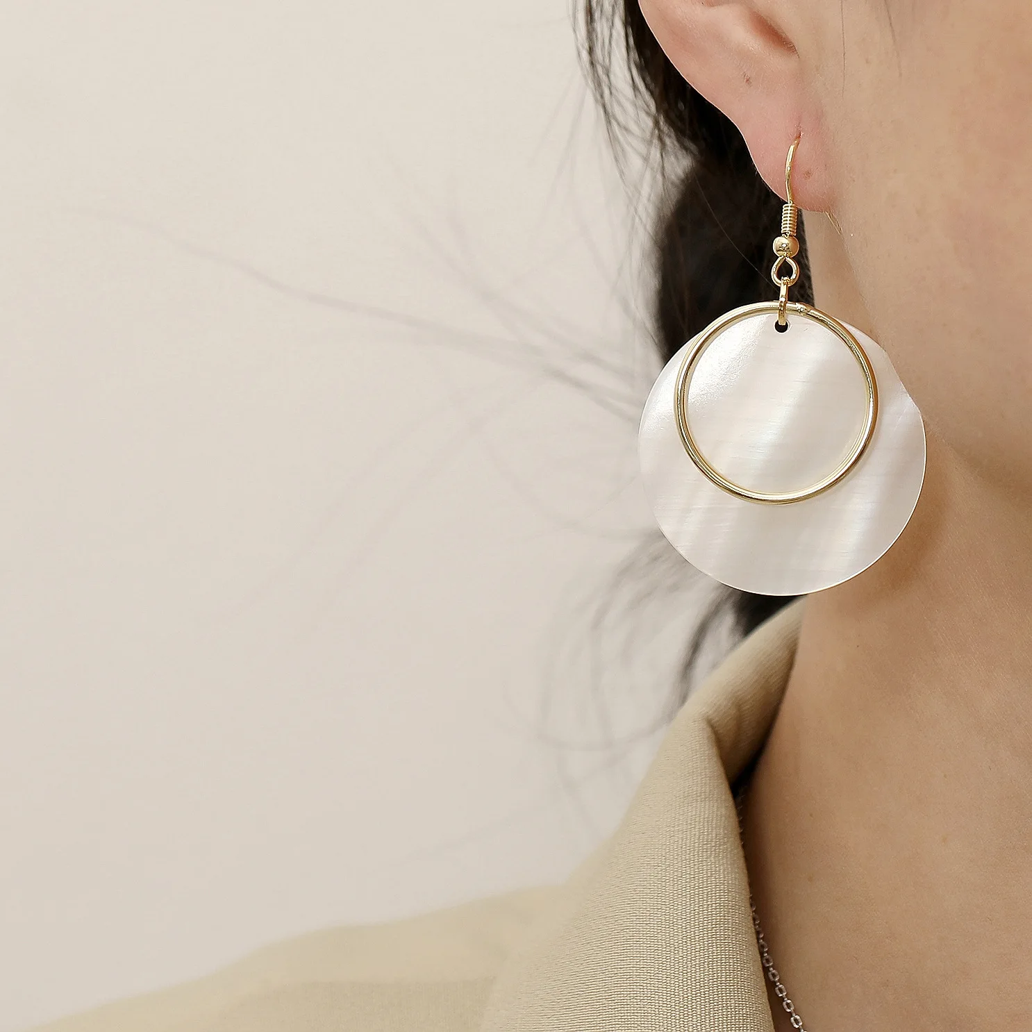 

2021 Fashion New Round Shell Minimalist Earrings Advanced Sense Design Exquisite Fashion Girlfriend Gift HYACINTH