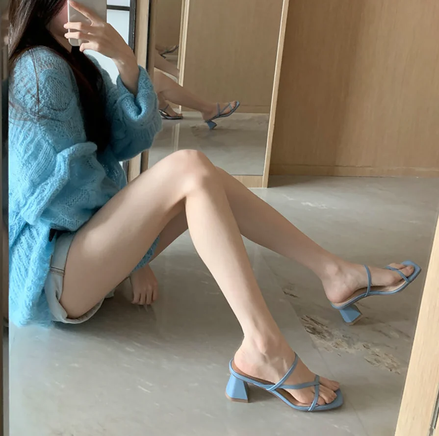 

Rubber Flip Flops Slippers Soft Cross-Tied Female Shoes Med Square Toe Slides Fashion Hawaiian Comfort 2021 NEW Luxury Fabric PU