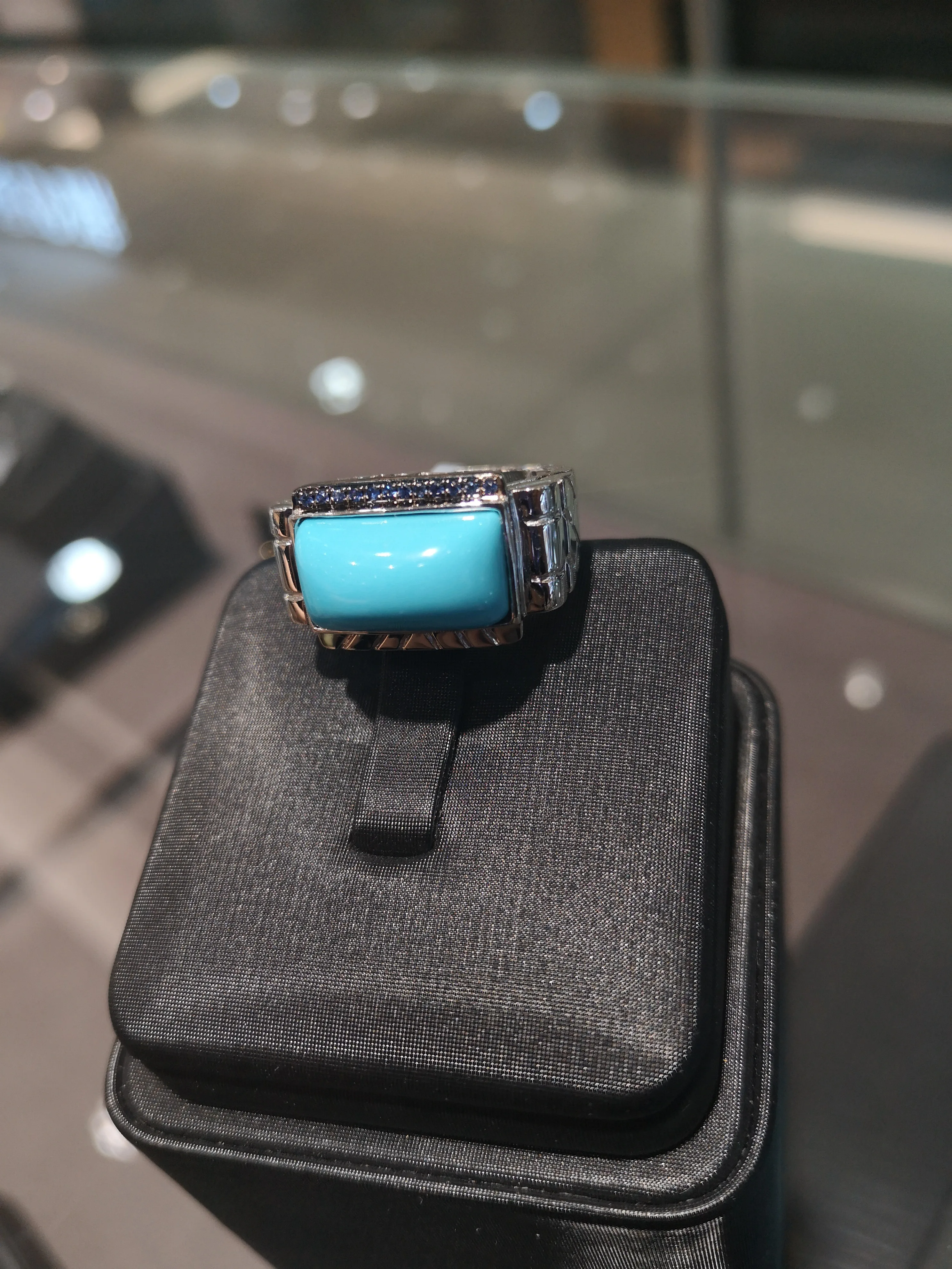 Бирюзовое кольцо из 18-каратного золота |