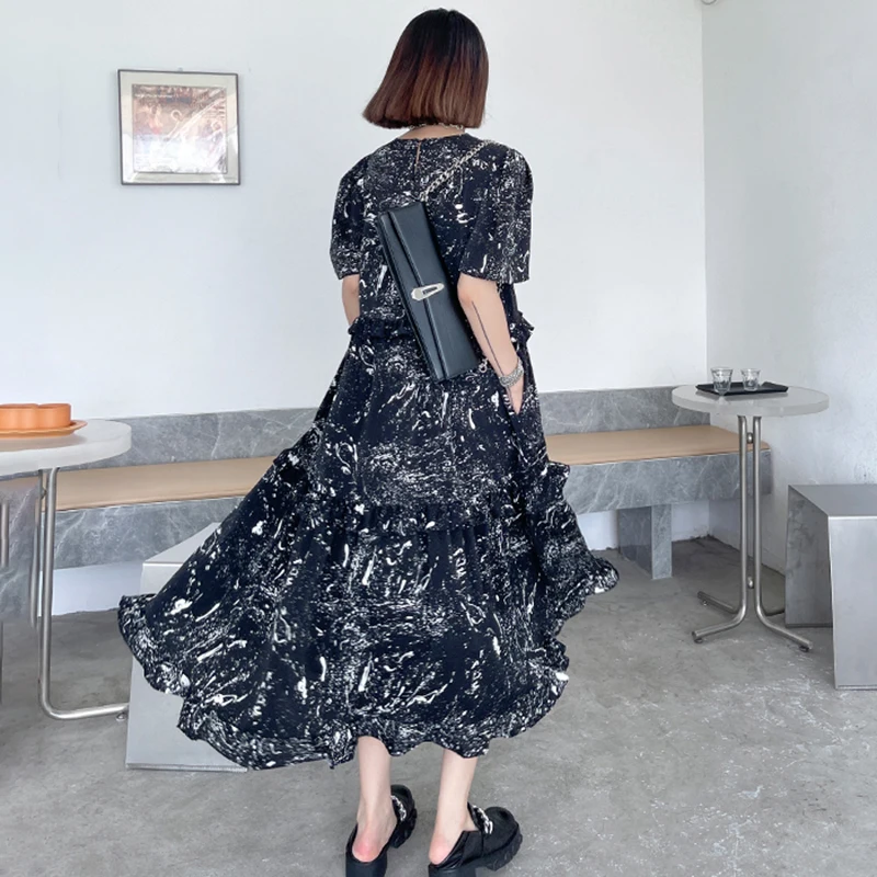 

[EAM] Women Black Printed Long Pleated Dress New Round Neck Short Puff Sleeve Loose Fit Fashion Tide Spring Summer 2021 1DE0658