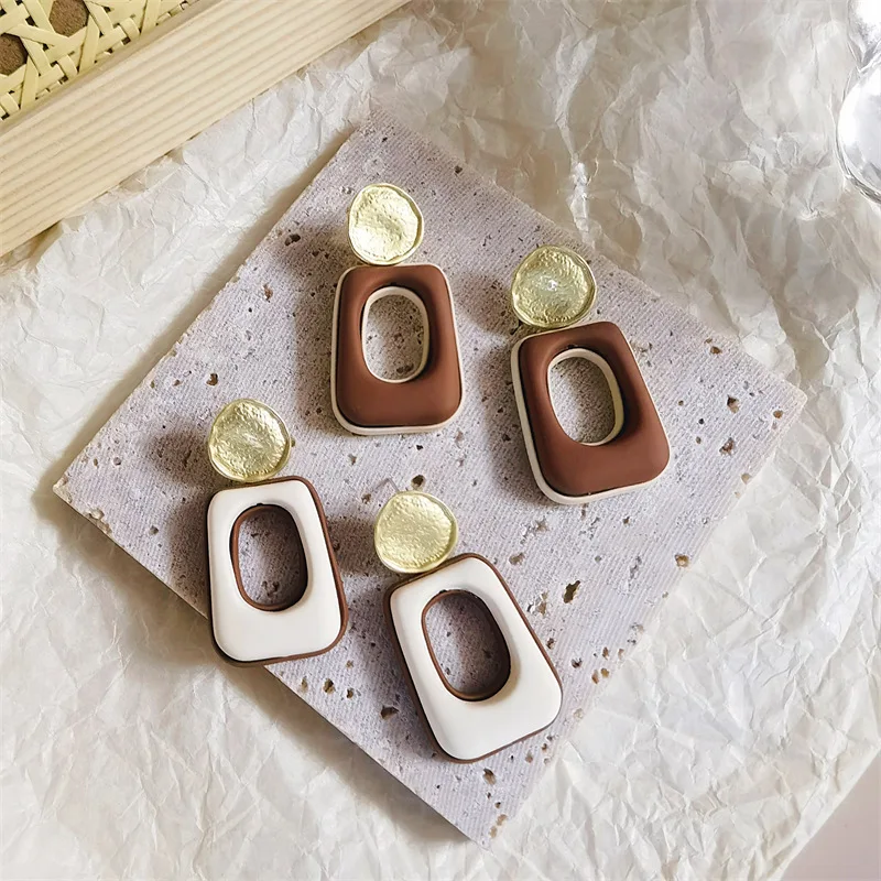 

Новые трендовые геометрические полые серьги, серьги Цвета Молочного чая и кофе, женские серьги нишевого дизайна, серебряные серьги-иглы S925