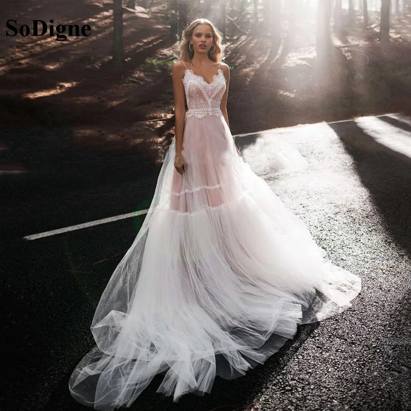 Купи SoDigne Princess Wedding Dress Spaghetti Straps V-Neck Backless Pink Long Bridal Dress Boho Tulle Lace Applique Wedding Gown за 5,249 рублей в магазине AliExpress