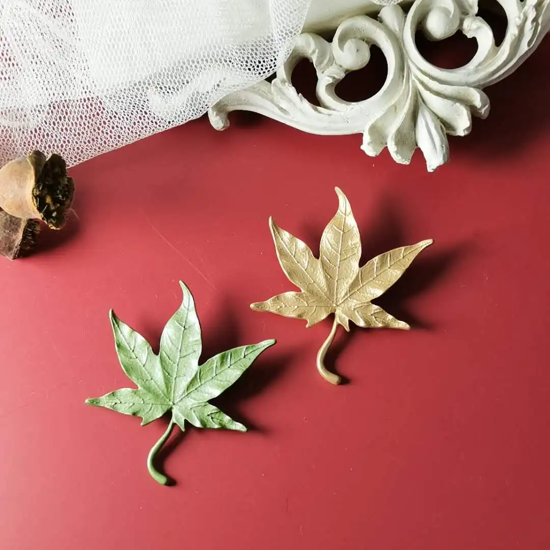 

Qingdao European and American retro matte maple leaf paint relief Brooch simple women's literature and art coat pin