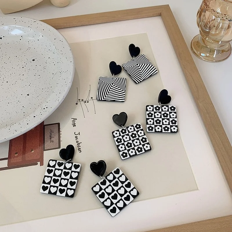 

2021 New Trendy Acrylic White Black Checkerboard Plaid Flower Pattern Geometric Drop Dangle Earring for Women Girls Jewelry