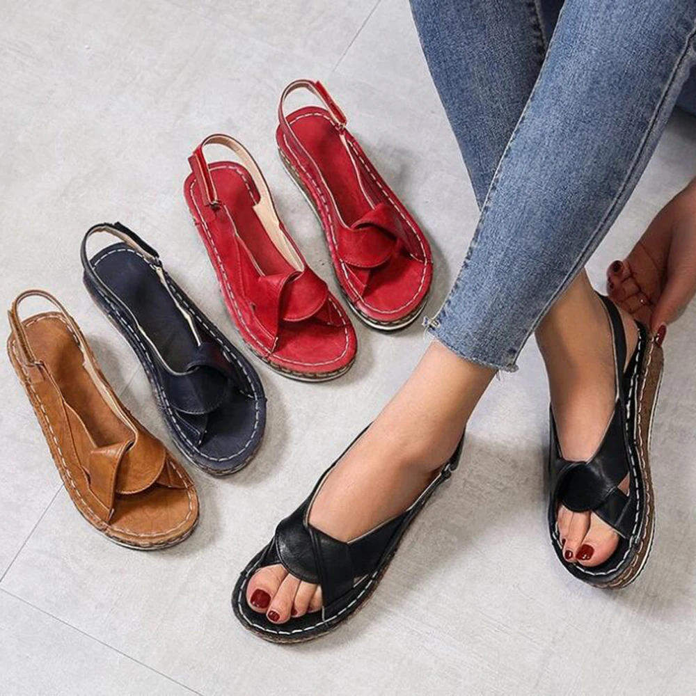 Женские босоножки с ремешком и открытым носком на плоской подошве | Обувь