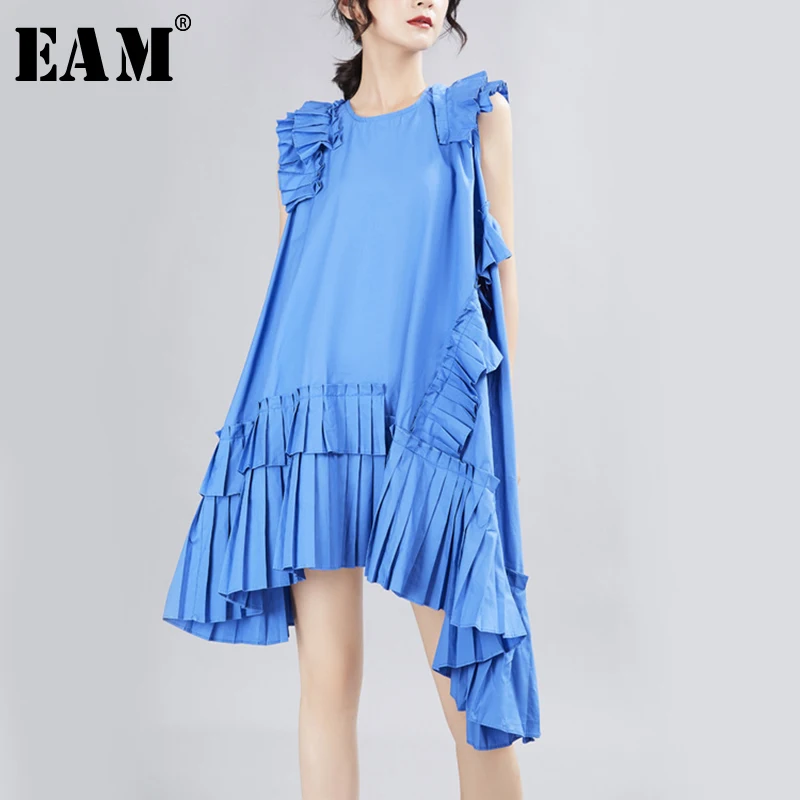 Женское платье с круглым вырезом EAM синее свободное без рукавов асимметричными