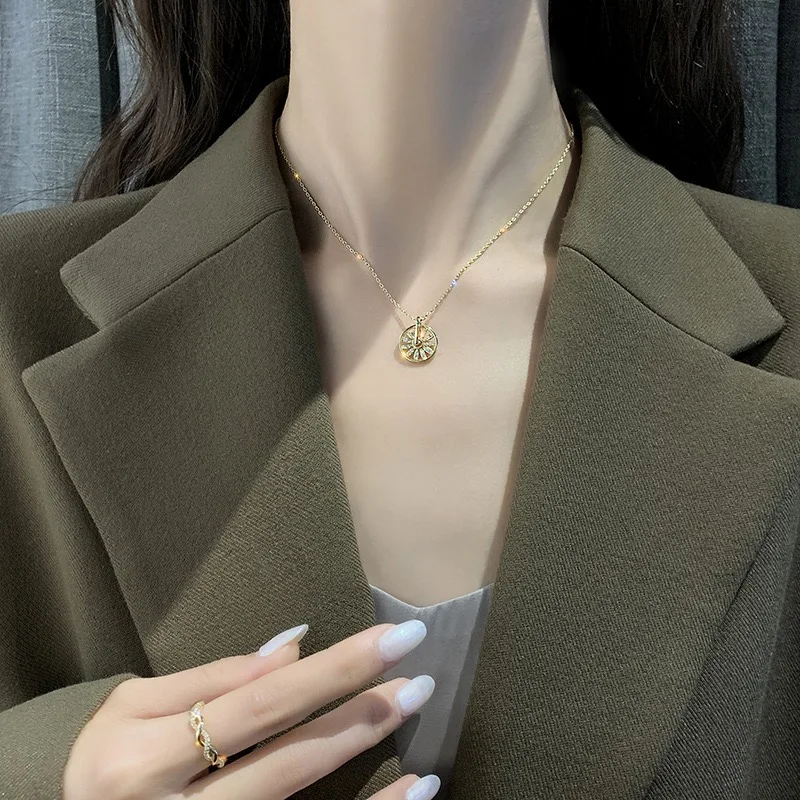 

Fashion New Personality Jewelry with Skull Round Compass Pendant Necklace Luxury Zircon Clavicle Chain Women's Jewelry