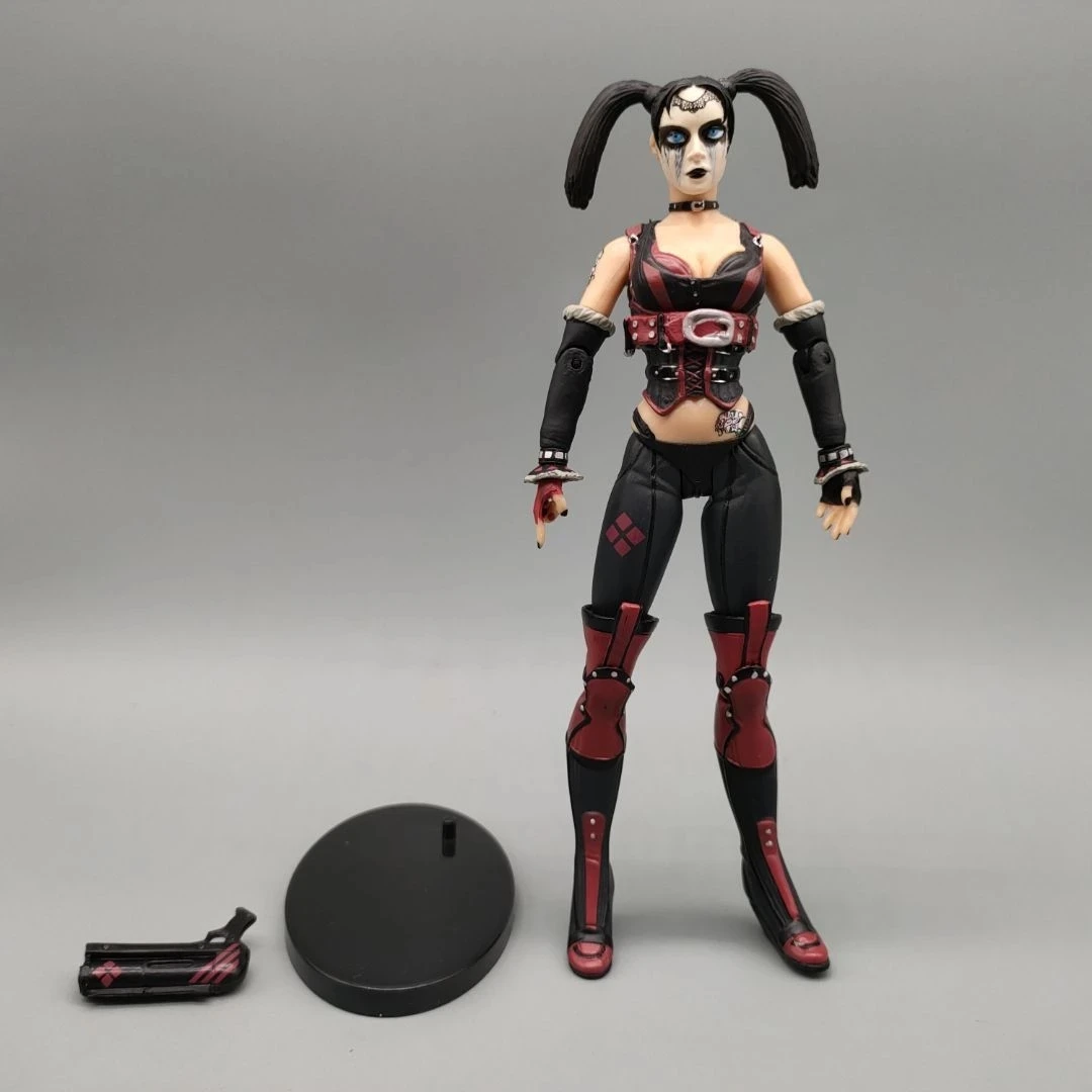 DCC коллекционные предметы Аркхэм Сити Харли-квин с подставкой для оружия