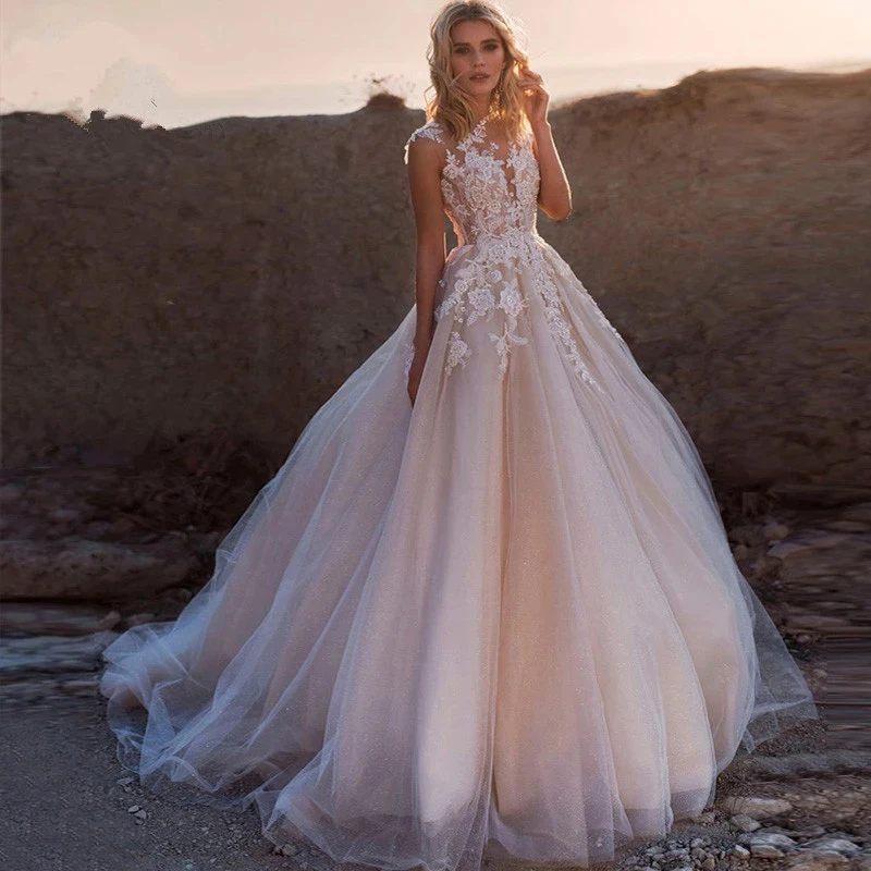 

Charming Hot Sale Lace Wedding Dresses Sleeveless Wedding Gowns Illusion Jewel Neck Buttons Back Bridal Dresses Appliqued 2021