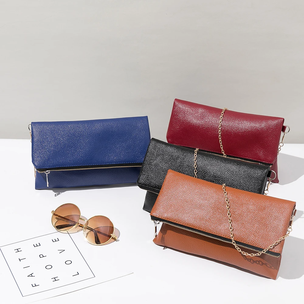 Женская сумка мессенджер на одно плечо маленькая модная конверт с цепочками для