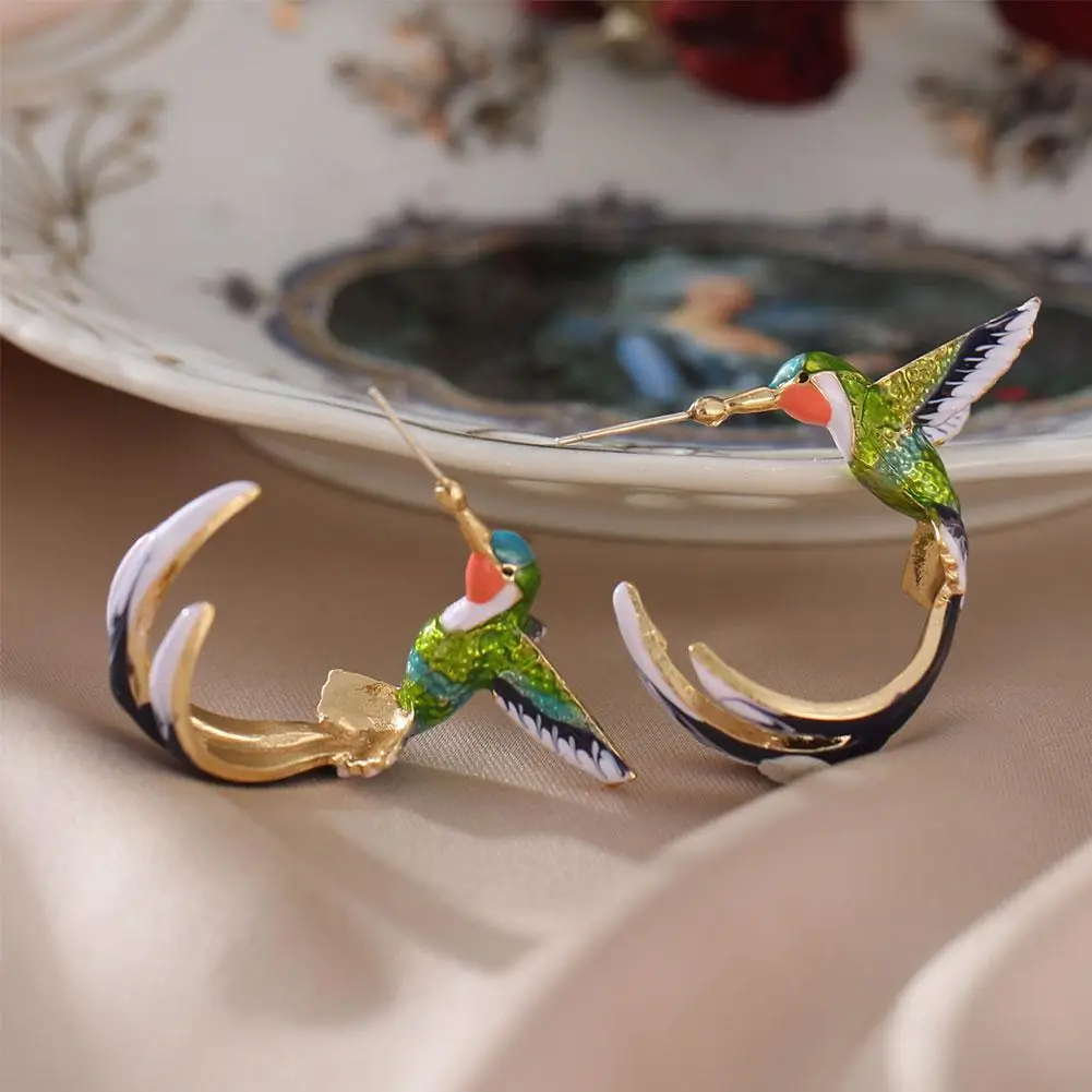 

NEW Creative Flying Hummingbird Stud Earrings Cute Colorful Painting Oil Animal Bird Earrings Women Wedding Band Jewelry