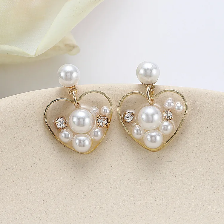 Корейские серьги с кристаллами и жемчугом маленькие в виде сердца золотые