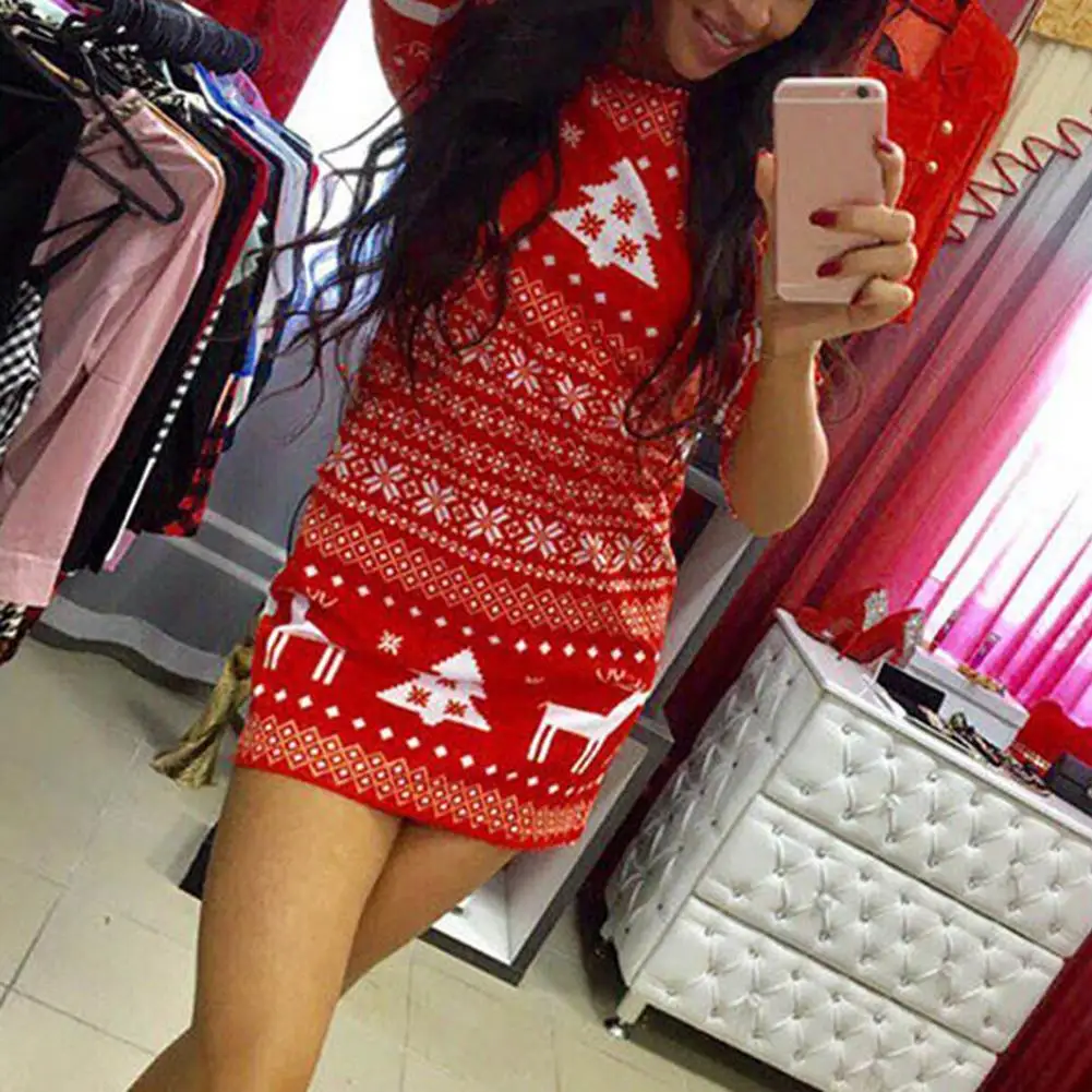 Зимнее женское платье средней длины с принтом рождественской елки круглым