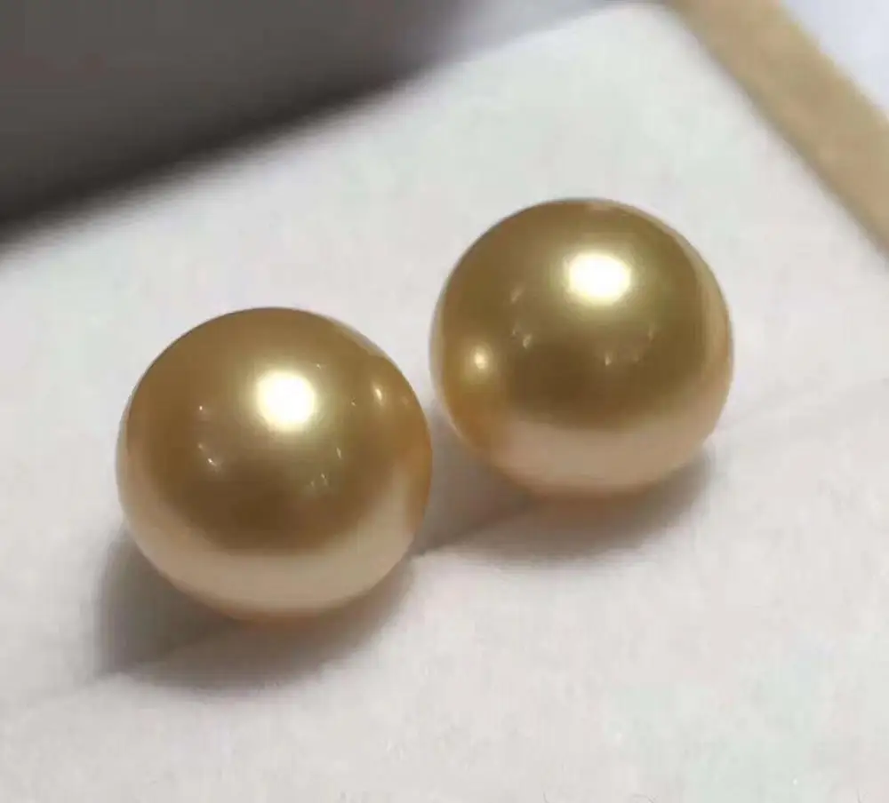 

charming pair of 10-11mm south sea round gold pearl earring 18/ k