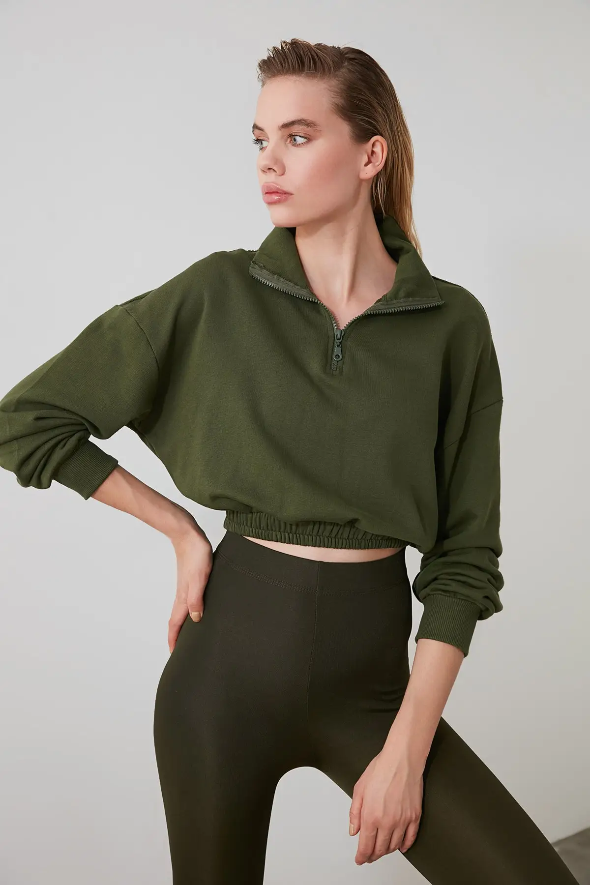 

Укороченный трикотажный свитшот цвета хаки Trendyol TWOAW20SW0074