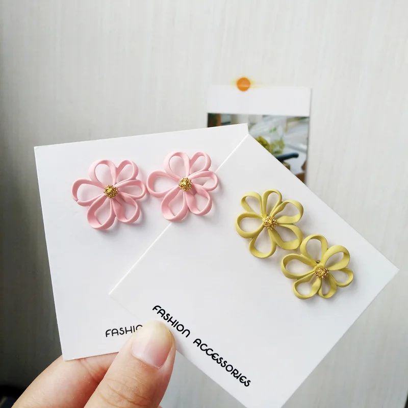 Маленькие серьги-гвоздики полые серьги-ромашки для женщин корейские серьги в