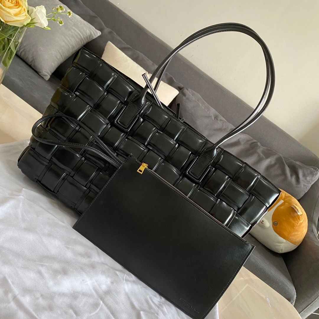

The new woven tote bag, the classic weaving is at the forefront of fashion, the visual atmosphere, the soft-textured bag