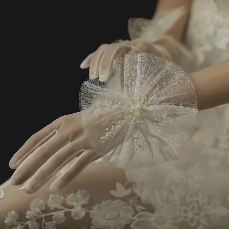

Big Bow Fingers Short Bridal Gloves New Styles 2020 Wedding Gloves Fashion Design Pearls Shiny Gloves