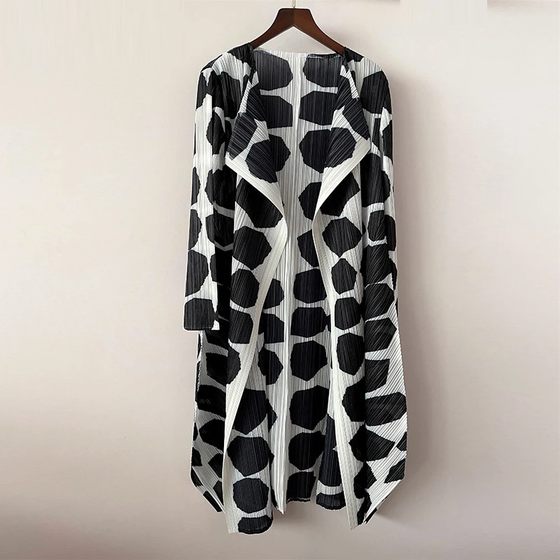 2021autumn women's long-sleeved trench coat Miyak fold Large size loose casual black and white printed lapel mid-length Cardigan