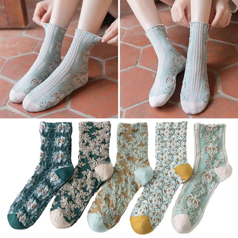 

Sweet Embroidery Mid-tube Socks For Women Girls Harajuku Fashion Breathable Cotton Comfortable Flower Socks Wholesale