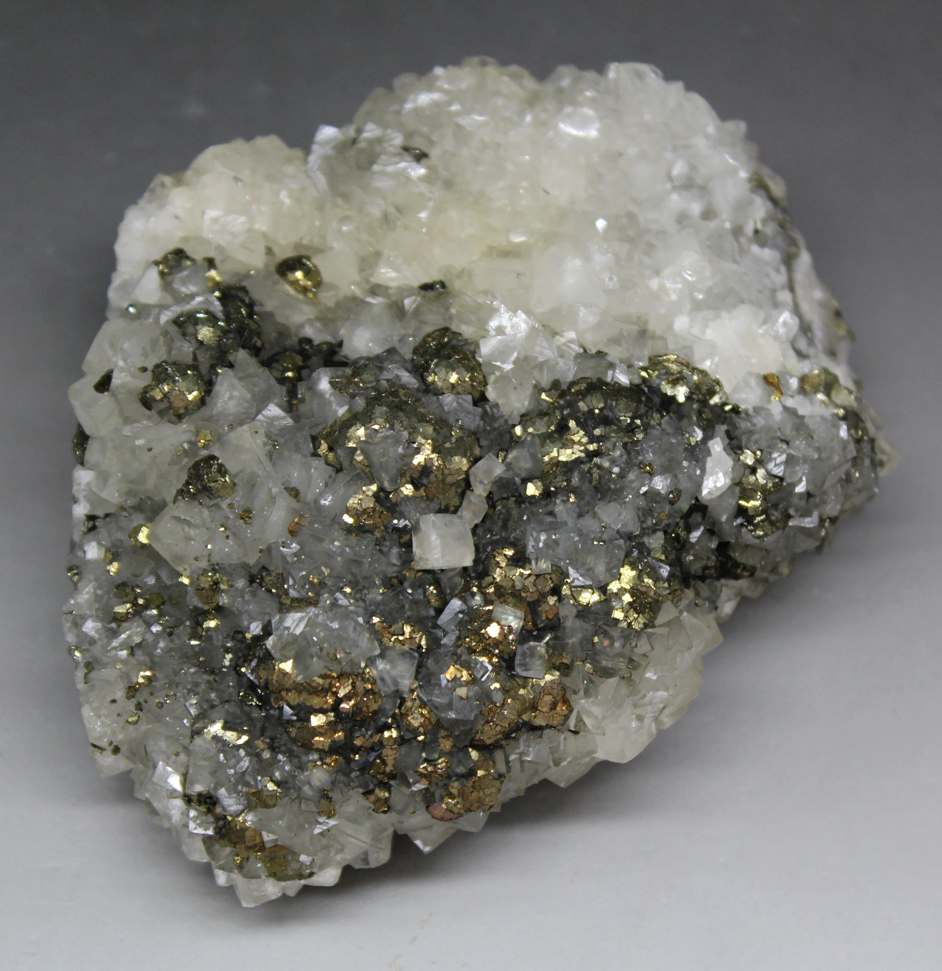 514 г натуральный Пирит и кальцитовый симбиотический минеральный кристалл