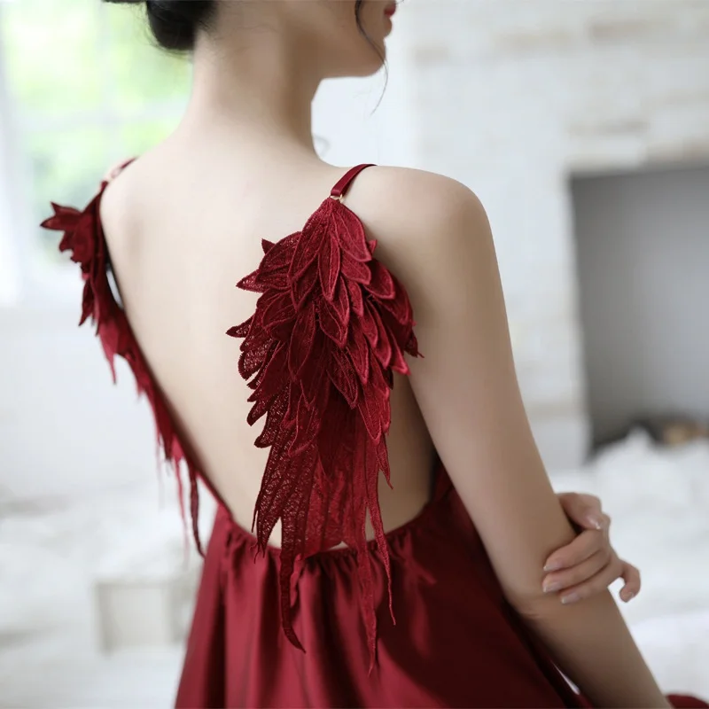 Женское нижнее белье шелковое с открытой спиной и глубоким V-образным вырезом |