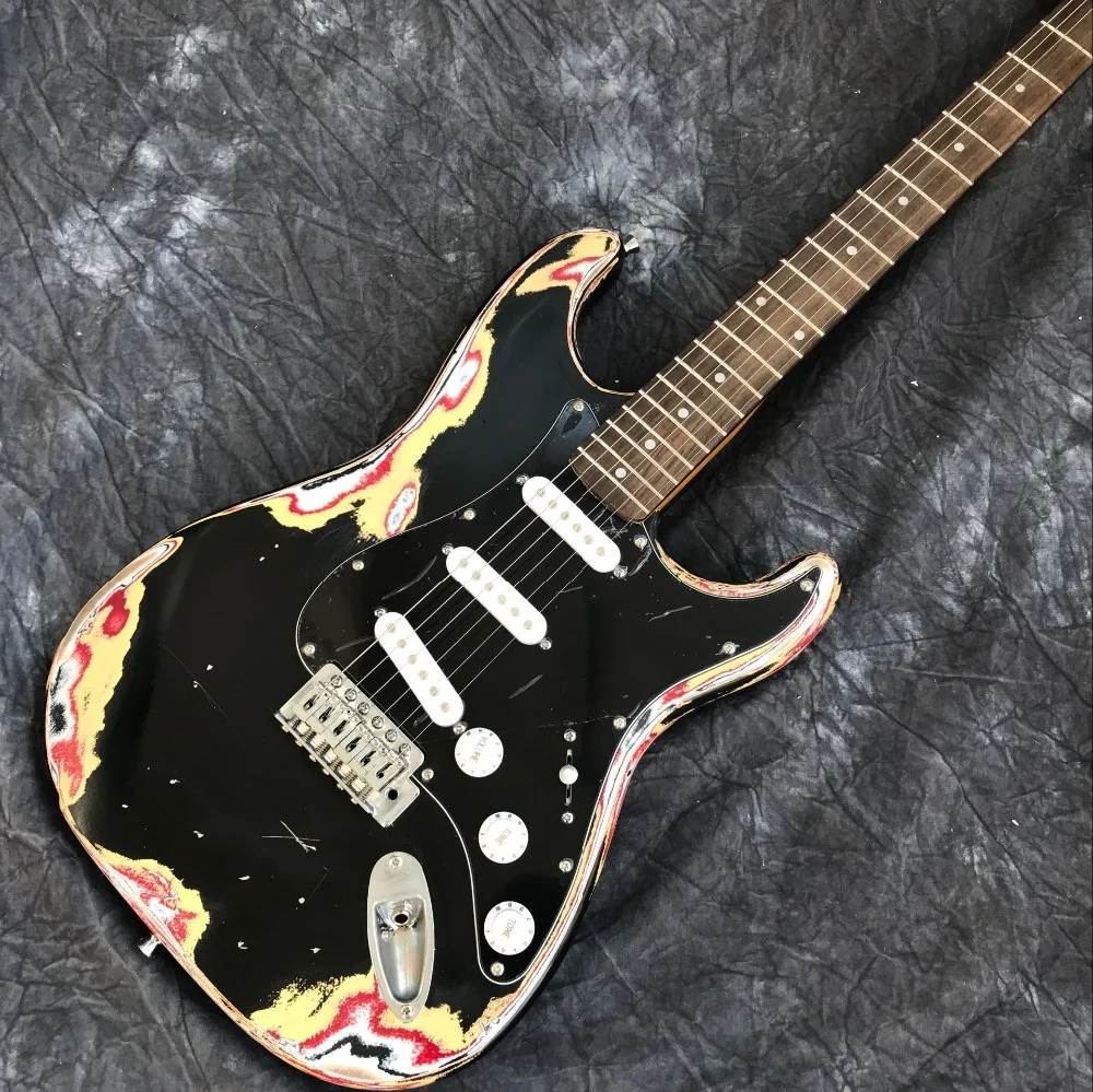 

Пользовательская электрическая гитара с 6 струнами ручной работы. Черные реликсы с помощью рук Гитара. Поддержка настройки gitaar. Реальные фо...