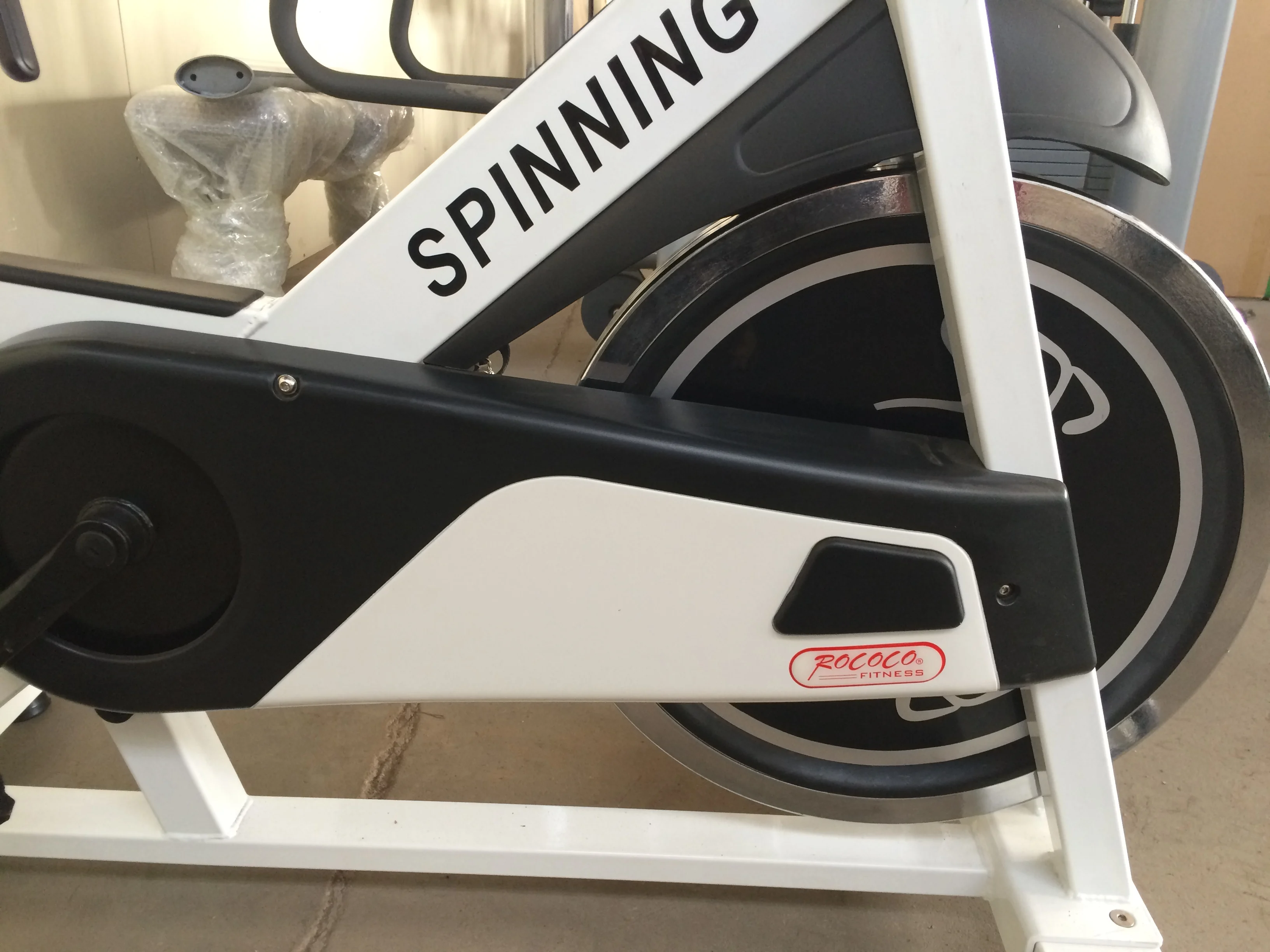 Оборудование для фитнеса вращающийся велосипед велотренажер помещений